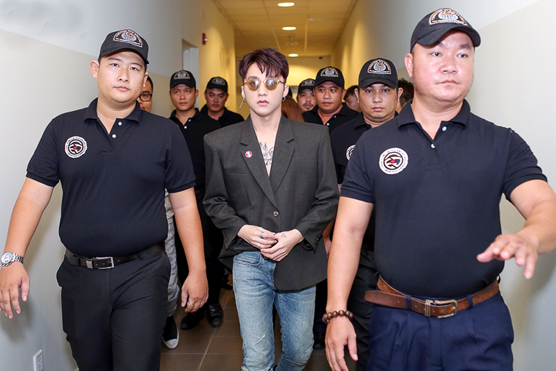 Dịch vụ vệ sĩ cho nghệ sĩ